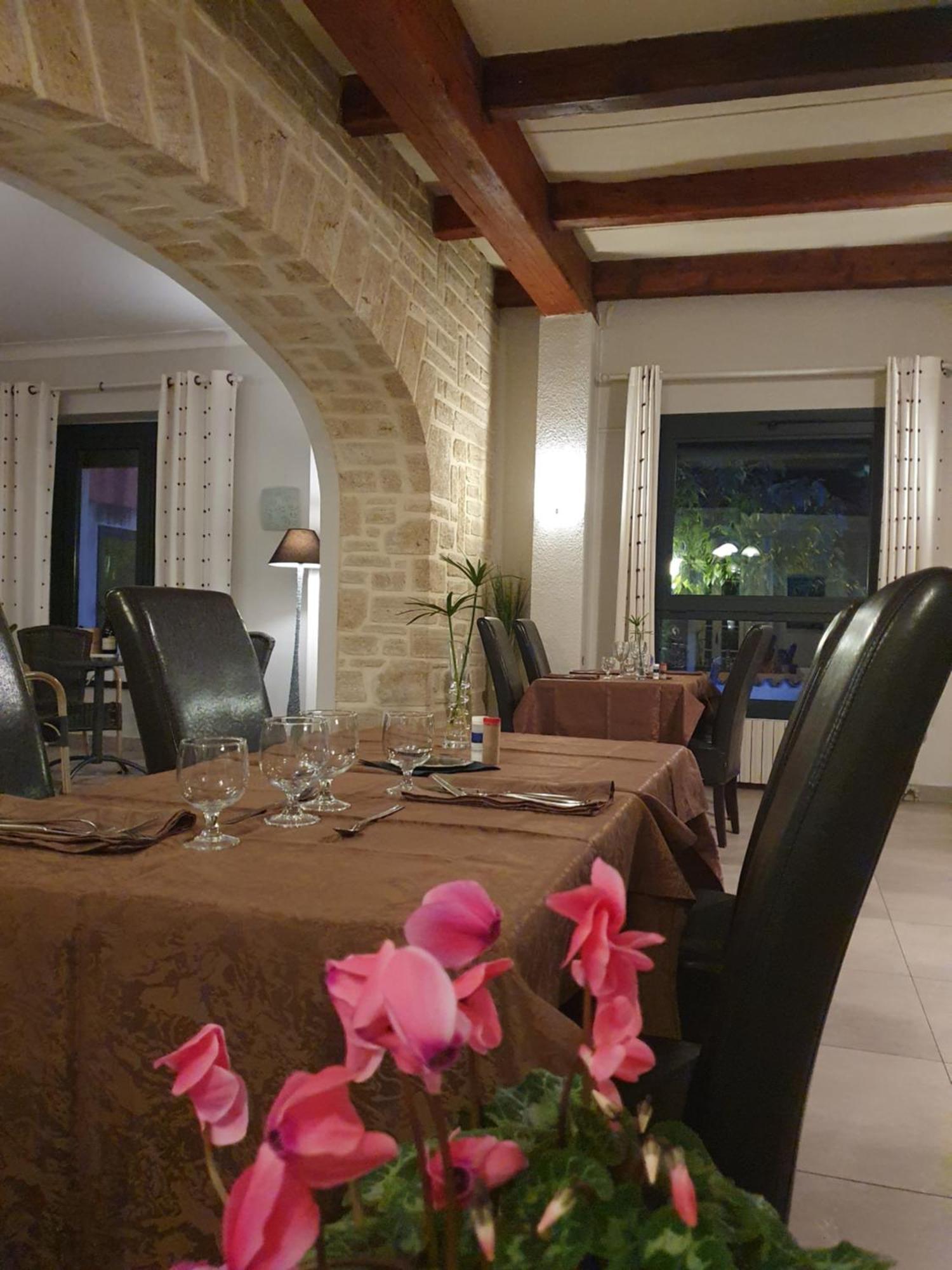 Auberge De La Tour -Appartements- Valros Εξωτερικό φωτογραφία